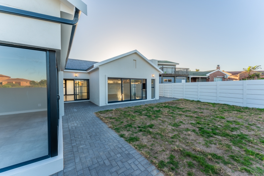 3 Bedroom Property for Sale in Wavecrest Eastern Cape